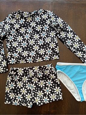 NWOT Banana Boat  Black White Daisy Print Kids Rashguard 3 Pc Set Blue Accent